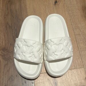 Designer white pool slides 😍